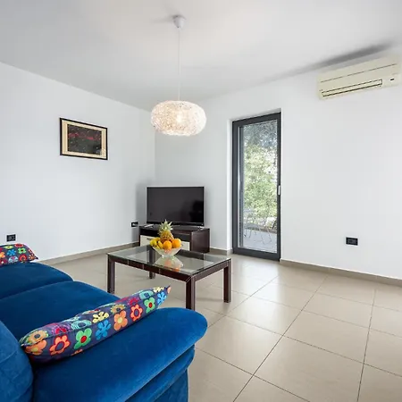 2 Bedroom Beautiful In Appartement Rabac